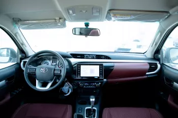 2024 Toyota Hilux 4x4 DC 2.8 D AT SR5 - Super White inside Maroon