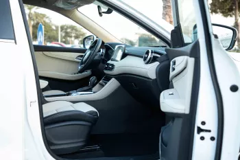 2023 MG HS 4X4 2.0T Luxury - White Pearl inside Brown