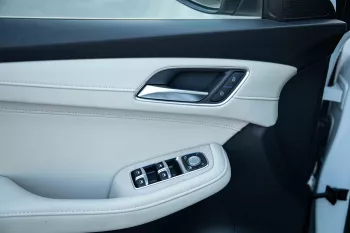 2023 MG HS 4X4 2.0T Luxury - White Pearl inside Brown