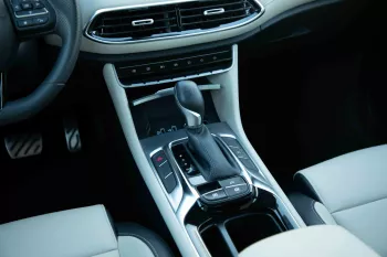 2023 MG HS 4X4 2.0T Luxury - White Pearl inside Brown