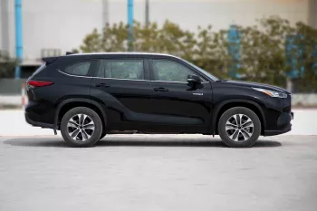 2023 Toyota Highlander 2.5 GLE - Attitude Black inside Medium Charcoal