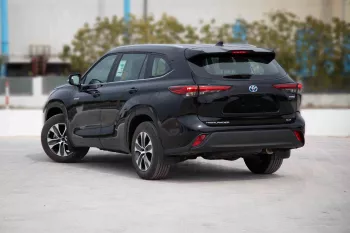 2023 Toyota Highlander 2.5 GLE - Attitude Black inside Medium Charcoal