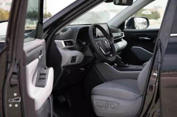 2023 Toyota Highlander 2.5 GLE - Attitude Black inside Medium Charcoal