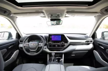 2023 Toyota Highlander 2.5 GLE - Attitude Black inside Medium Charcoal