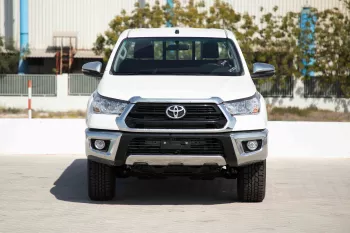 2024 Toyota Hilux 4x4 DC 2.4 - Super White inside Red
