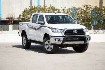 2024 Toyota Hilux 4x4 DC 2.4 - Super White inside Red