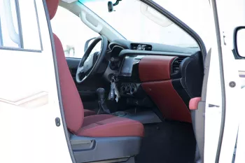2024 Toyota Hilux 4x4 DC 2.4 - Super White inside Red
