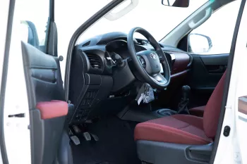 2024 Toyota Hilux 4x4 DC 2.4 - Super White inside Red