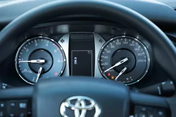 2024 Toyota Hilux 4x4 DC 2.4 - Super White inside Red