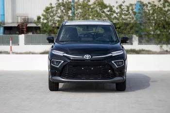 2023 Toyota Urban Cruiser 1.5 GLX - Pearl Black inside Ivory