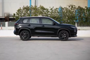 2023 Toyota Urban Cruiser 1.5 GLX - Pearl Black inside Ivory