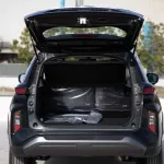 2023 Toyota Urban Cruiser 1.5 GLX - Pearl Black inside Ivory - Thumbnail 5