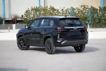 2023 Toyota Urban Cruiser 1.5 GLX - Pearl Black inside Ivory