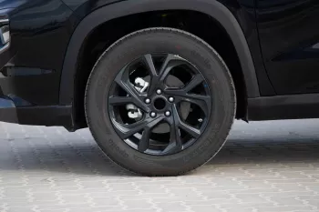 2023 Toyota Urban Cruiser 1.5 GLX - Pearl Black inside Ivory