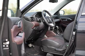 2023 Toyota Urban Cruiser 1.5 GLX - Pearl Black inside Ivory