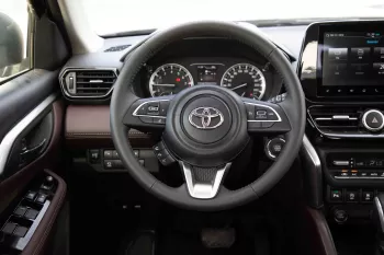 2023 Toyota Urban Cruiser 1.5 GLX - Pearl Black inside Ivory
