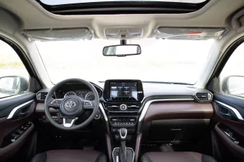 2023 Toyota Urban Cruiser 1.5 GLX - Pearl Black inside Ivory