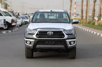 2023 Toyota Hilux 4x4 DC 2.8 - Grey inside Maroon