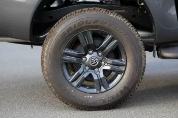 2023 Toyota Hilux 4x4 DC 2.8 - Grey inside Maroon