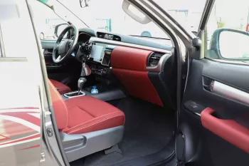 2023 Toyota Hilux 4x4 DC 2.8 - Grey inside Maroon
