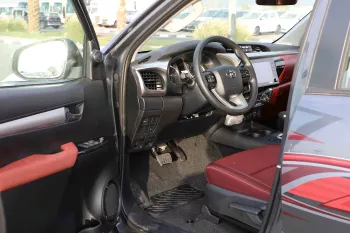 2023 Toyota Hilux 4x4 DC 2.8 - Grey inside Maroon