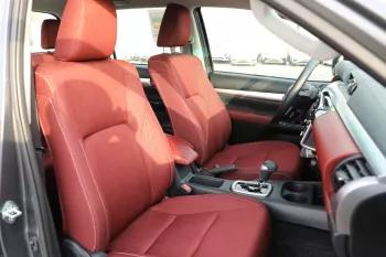 2023 Toyota Hilux 4x4 DC 2.8 - Grey inside Maroon