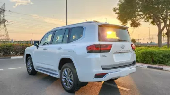 TOYOTA LANDCRUISER VXR TWINTURBO 2022 MODEL GCC SPECS UNDER WARRANTY AND SERVICE CONTRACT