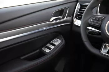 2023 MG RX8 4x4 2.0 STANDARD - Silver inside Black