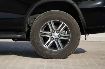 2023 Toyota Fortuner 4X4 2.4 17'I AL - Black inside Chamois