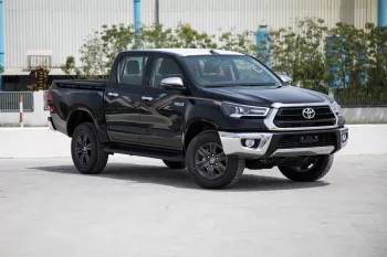 2024 Toyota Hilux 4x4 DC 2.8 - Black inside Maroon