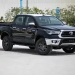 2024 Toyota Hilux 4x4 DC 2.8 - Black inside Maroon - Thumbnail 2