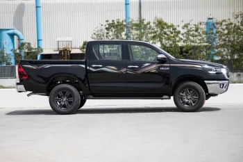 2024 Toyota Hilux 4x4 DC 2.8 - Black inside Maroon