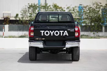 2024 Toyota Hilux 4x4 DC 2.8 - Black inside Maroon