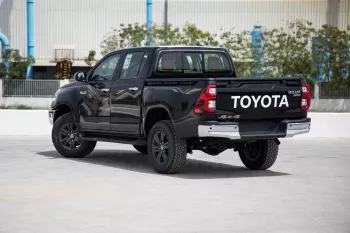 2024 Toyota Hilux 4x4 DC 2.8 - Black inside Maroon