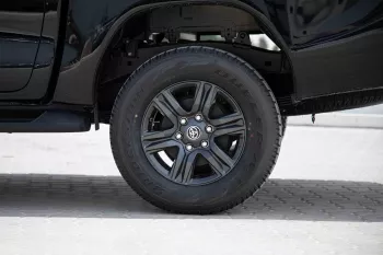 2024 Toyota Hilux 4x4 DC 2.8 - Black inside Maroon
