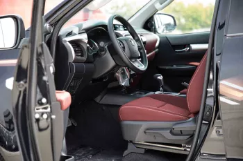 2024 Toyota Hilux 4x4 DC 2.8 - Black inside Maroon