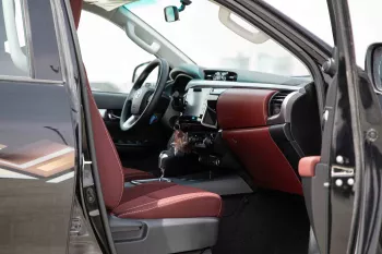 2024 Toyota Hilux 4x4 DC 2.8 - Black inside Maroon