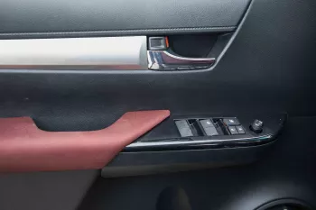 2024 Toyota Hilux 4x4 DC 2.8 - Black inside Maroon