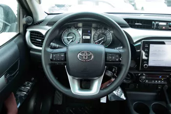 2024 Toyota Hilux 4x4 DC 2.8 - Black inside Maroon