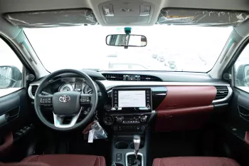 2024 Toyota Hilux 4x4 DC 2.8 - Black inside Maroon