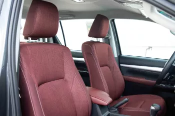 2024 Toyota Hilux 4x4 DC 2.8 - Black inside Maroon