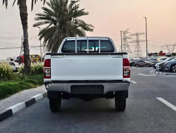TOYOTA HILUX 2.4L DIESEL MANUAL V4 4WD 2015 MODEL YEAR WHITE COLOR