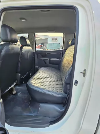 TOYOTA HILUX 2.4L DIESEL MANUAL V4 4WD 2015 MODEL YEAR WHITE COLOR