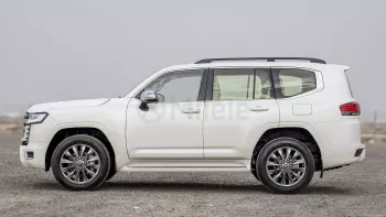 TOYOTA LAND CRUISER LC300 VX 3.3L DIESEL 2024 MODEL YEAR WHITE COLOR
