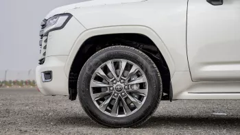 TOYOTA LAND CRUISER LC300 VX 3.3L DIESEL 2024 MODEL YEAR WHITE COLOR