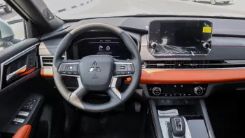 MITSUBISHI OUTLANDER 2025 MODEL YEAR 2.5L PETROL FWD SILVER COLOR