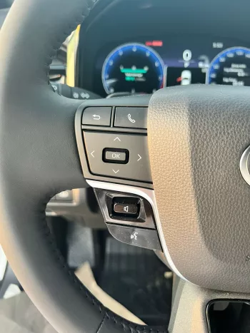 TOYOTA CAMRY 2.5L HYBRID 2025 MODEL YEAR WHITE COLOR