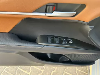 TOYOTA CAMRY 2.5L HYBRID 2025 MODEL YEAR WHITE COLOR