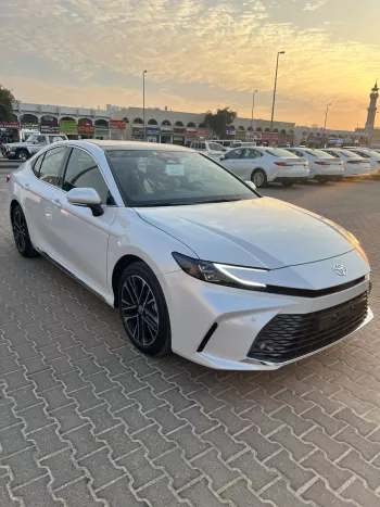 TOYOTA CAMRY 2.5L HYBRID 2025 MODEL YEAR WHITE COLOR