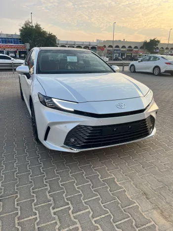 TOYOTA CAMRY 2.5L HYBRID 2025 MODEL YEAR WHITE COLOR